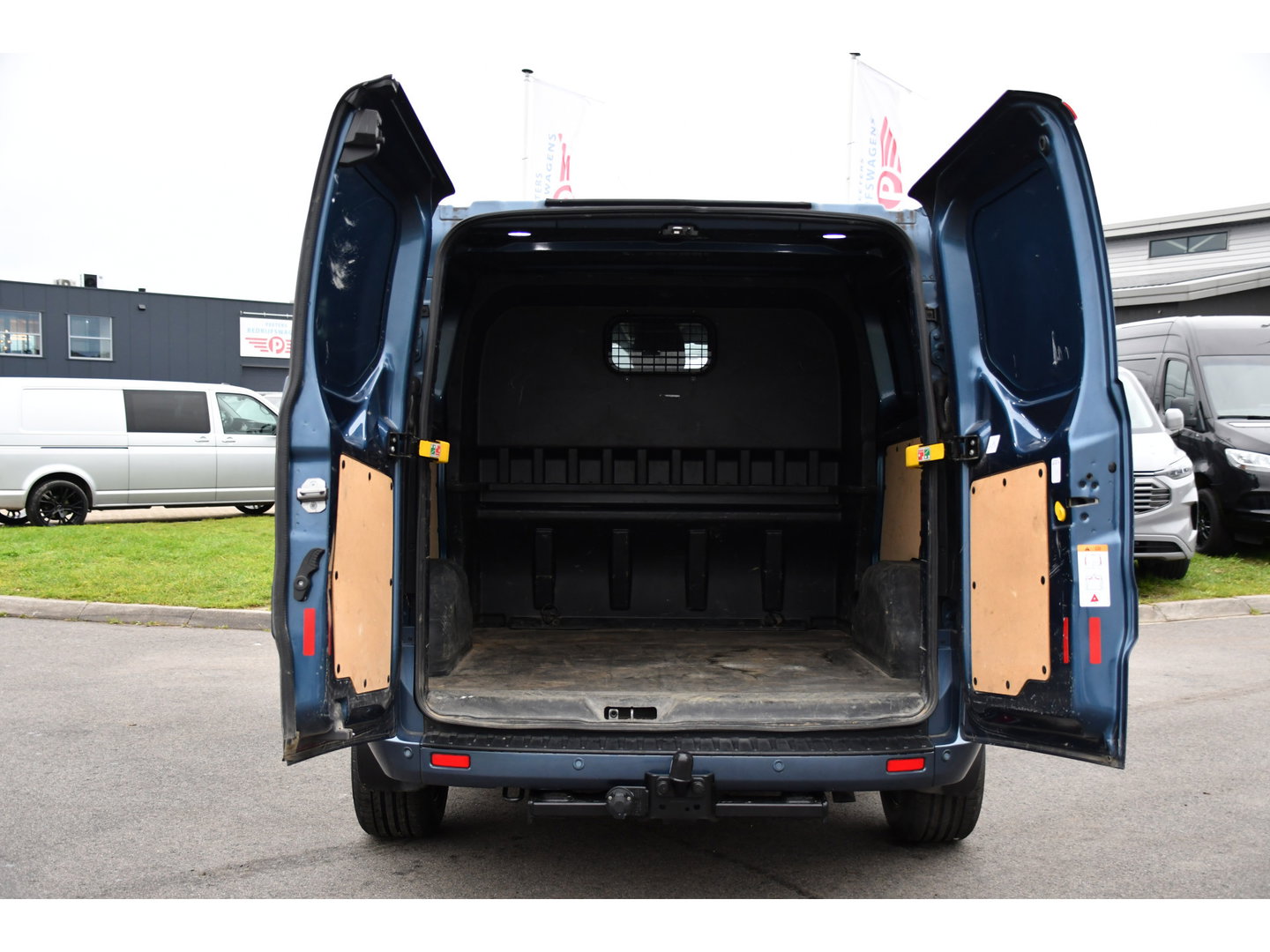 Ford Transit Custom 300 2.0 TDCI L2H1 Limited DC Adaptieve Cruise, Camera, Cruise, 2 x Schuifdeur, 130pk, Automaat, Trekhaak, Stoelverwarming, Sensoren, Uniek!
