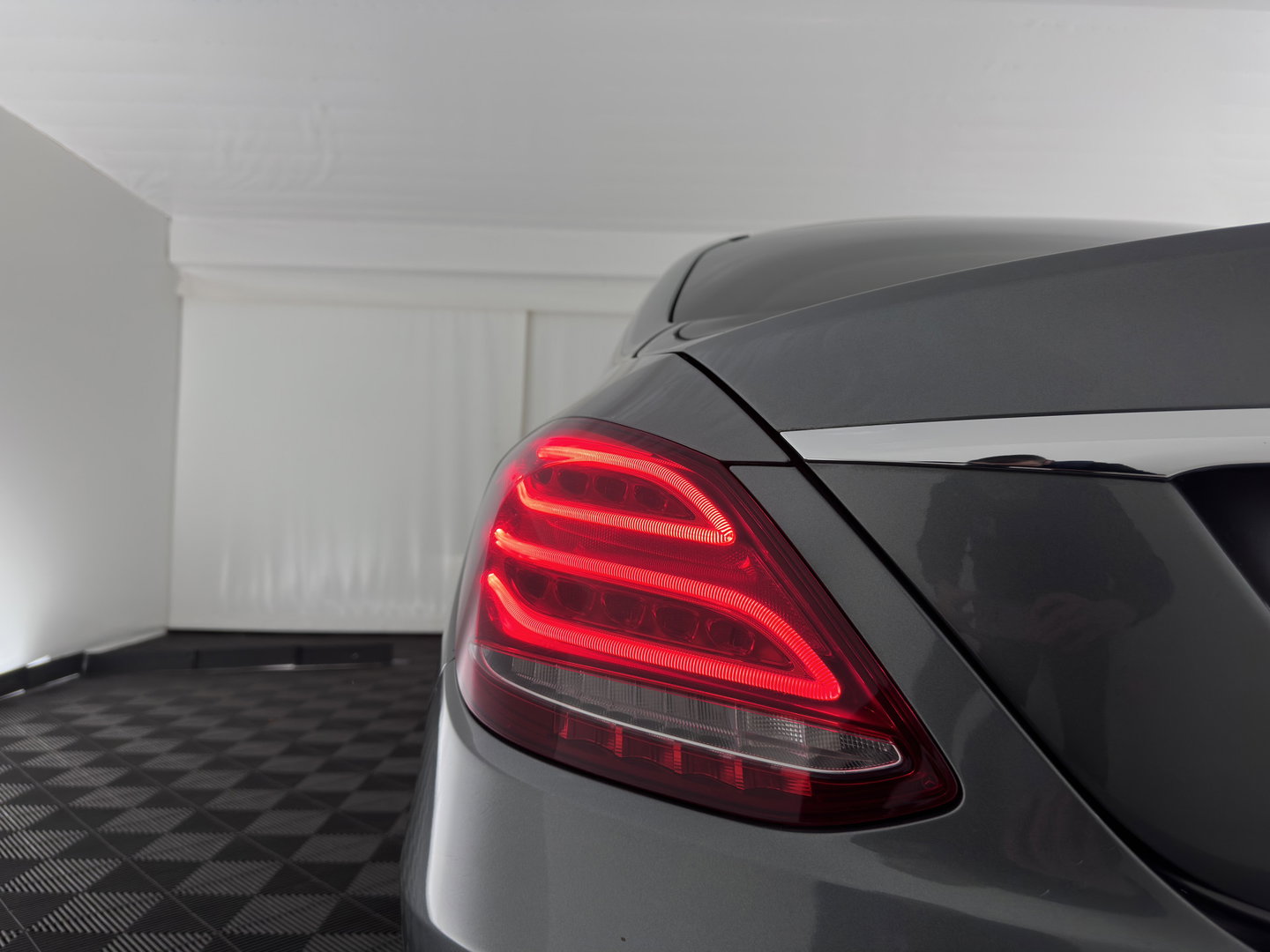Mercedes-Benz C-Klasse 350 e Lease Edition (Plug-in) Aut. *FULL-LED | SPORTSEATS | NAVI-FULLMAP | AMBIENTLIGHT | KEYLESS | SHIFTPADDLES |  AIRMATIC | PRIVACYGLASS | ECC | PDC | CRUISE | 17''ALU*