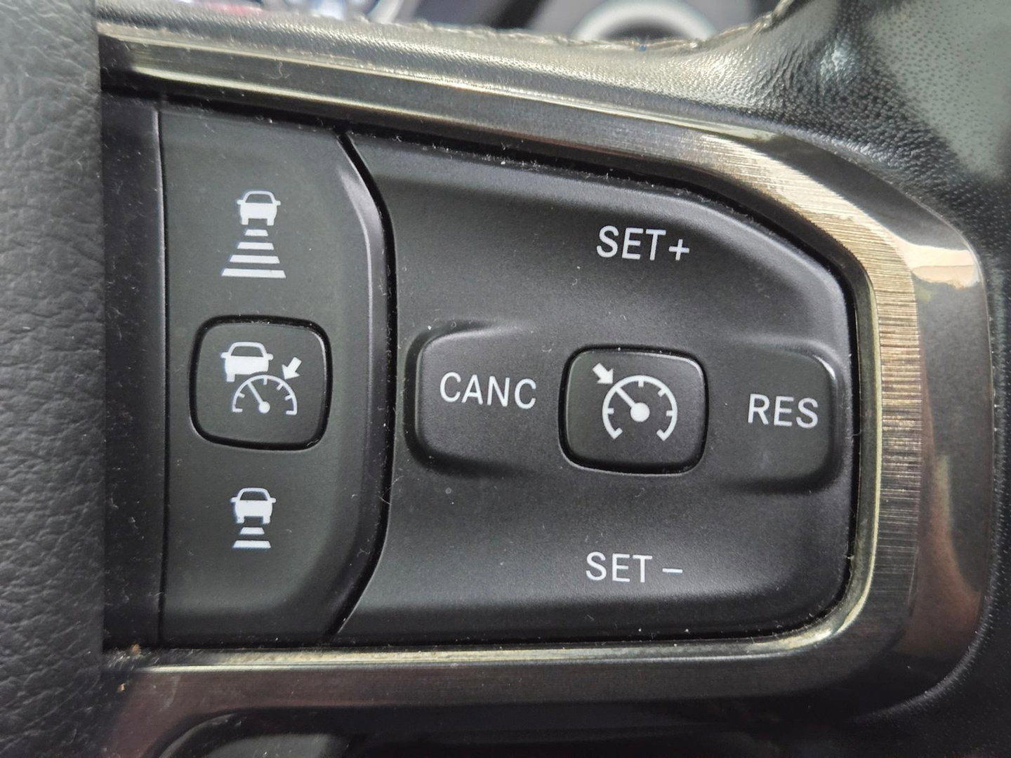 Dodge Ram 1500 5.7 V8 4x4 Crew Cab Limited Pano Bedcover LPG Zeer compleet
