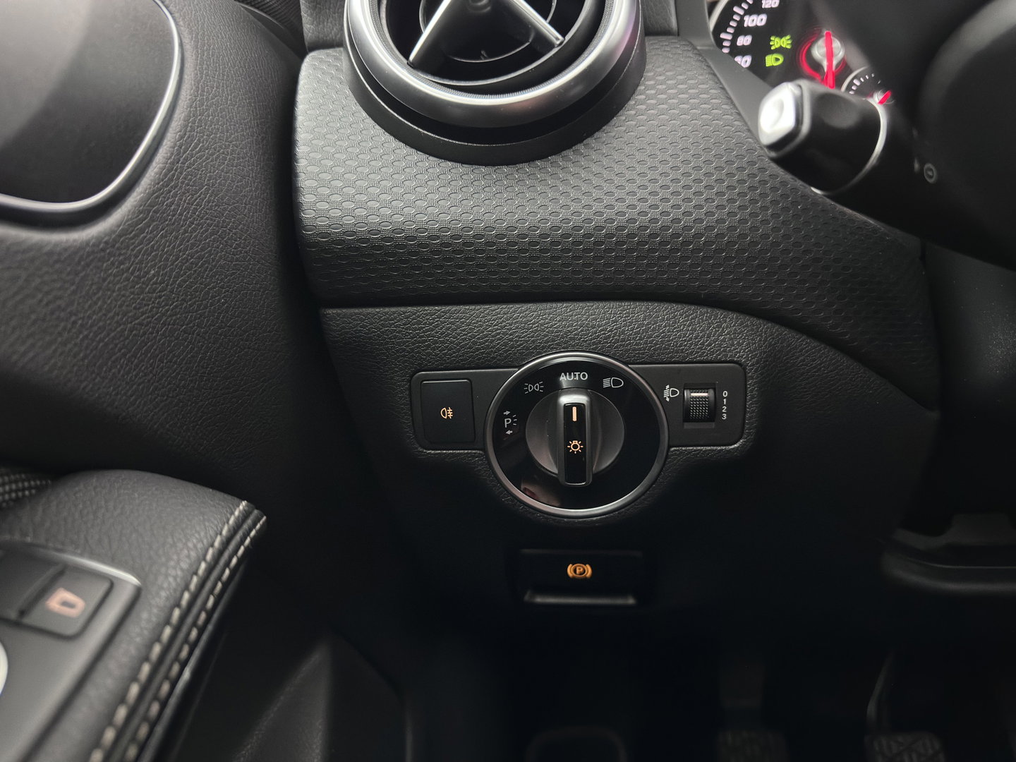 Mercedes-Benz A-Klasse 180 d BlueEFFICIENCY Ambition *LEATHER-FABRIC | NAVI-FULLMAP | CAMERA | SPORT-SEATS | AIRCO | CRUISE | 17''ALU*