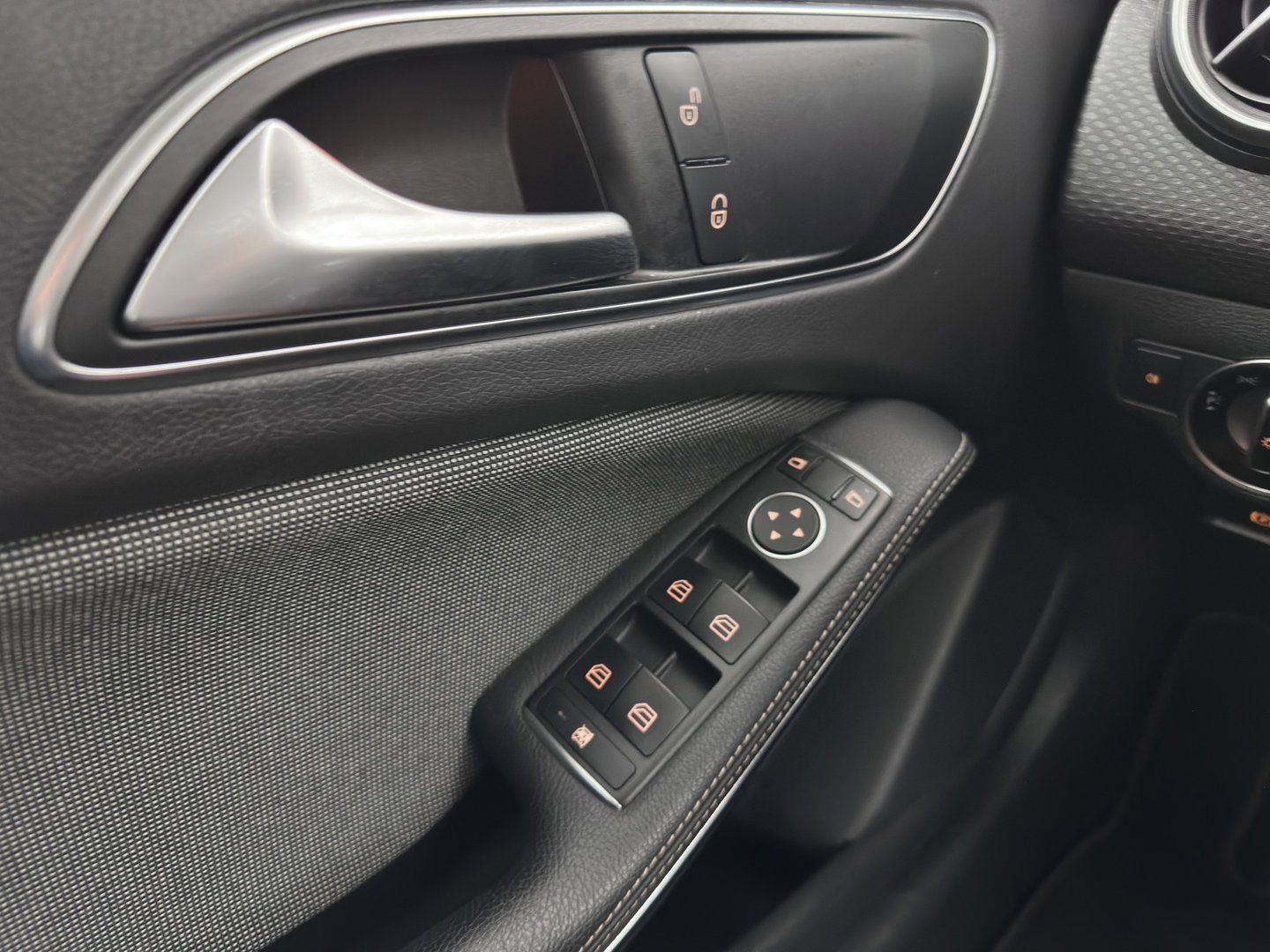 Mercedes-Benz A-Klasse 180 d BlueEFFICIENCY Ambition *LEATHER-FABRIC | NAVI-FULLMAP | CAMERA | SPORT-SEATS | AIRCO | CRUISE | 17''ALU*