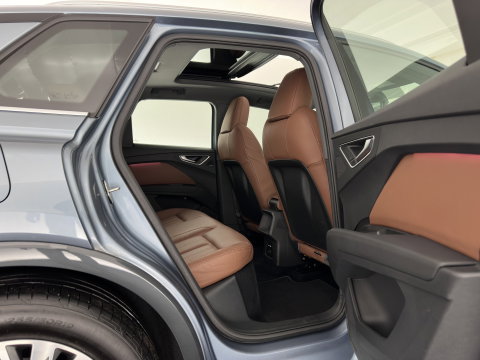 Audi Q4 e-tron 35 Launch edition Advanced Plus 55 kWh {SoH-86%} (INCL-BTW) Aut. *HEATPUMP | PANO | LEATHER | ADAPTIVE-CRUISE | MATRIX-LED | KEYLESS | SONOS-SOUND |  DIGI-COCKPIT | DAB | CARPLAY | HEATED-SPORTSEATS | SHIFTPADDLES | CAMERA | 19''ALU*