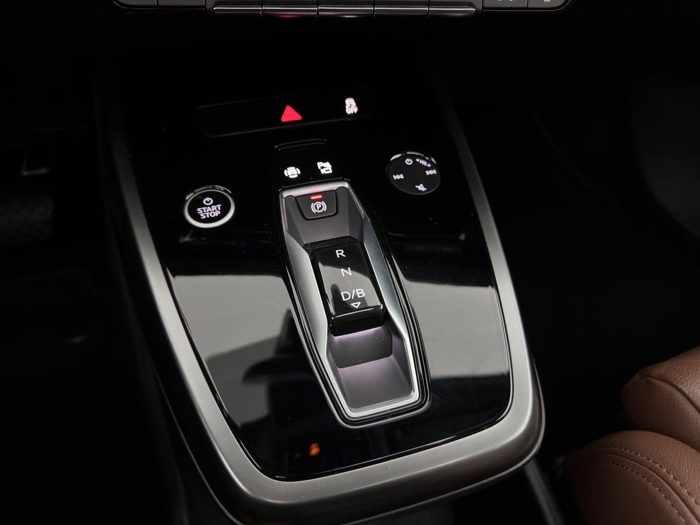 Audi Q4 e-tron 35 Launch edition Advanced Plus 55 kWh {SoH-86%} (INCL-BTW) Aut. *HEATPUMP | PANO | LEATHER | ADAPTIVE-CRUISE | MATRIX-LED | KEYLESS | SONOS-SOUND |  DIGI-COCKPIT | DAB | CARPLAY | HEATED-SPORTSEATS | SHIFTPADDLES | CAMERA | 19''ALU*