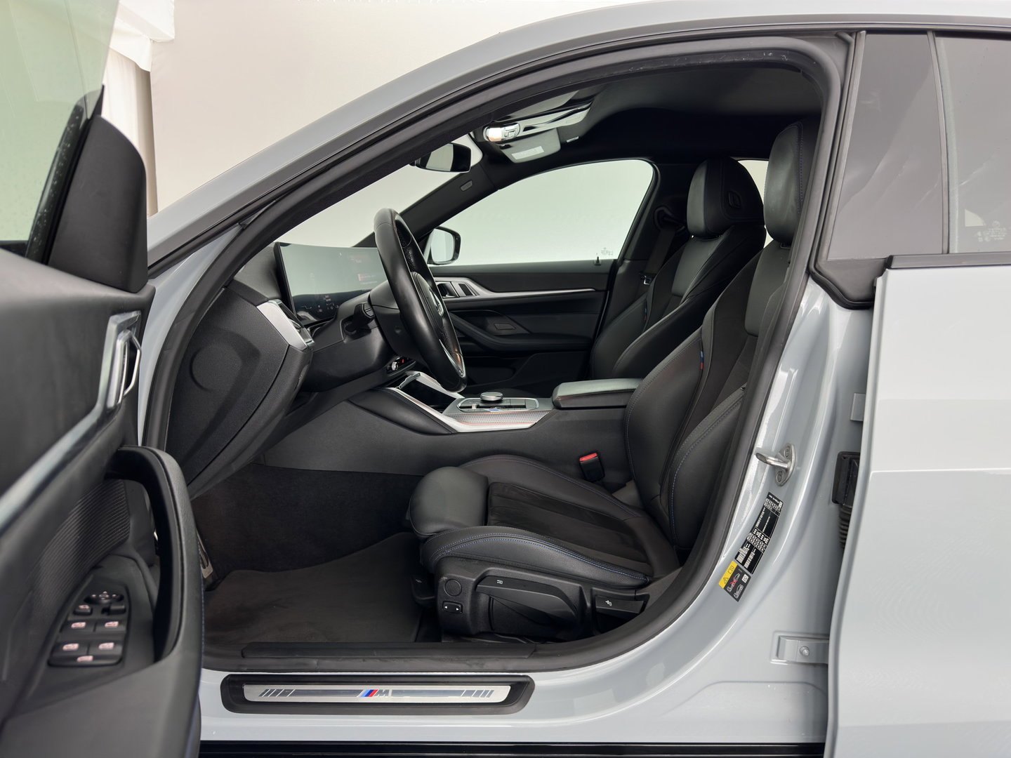 BMW i4 eDrive35 70 kWh M-Styling [3-Fase-11kW] {SoH-99%} (INCL-BTW) *HEATPUMP | LEATHER-MICROFIBRE | FULL-LED | ADAPTIVE-CRUISE | SPORTSEATS | CAMERA | DAB | DIGI-COCKPIT | NAVI-FULLMAP | AMBIENT-LIGHT | ECC | PDC | CARPLAY | TOWBAR | 18''ALU*
