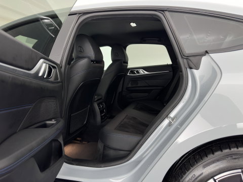 BMW i4 eDrive35 70 kWh M-Styling [3-Fase-11kW] {SoH-99%} (INCL-BTW) *HEATPUMP | LEATHER-MICROFIBRE | FULL-LED | ADAPTIVE-CRUISE | SPORTSEATS | CAMERA | DAB | DIGI-COCKPIT | NAVI-FULLMAP | AMBIENT-LIGHT | ECC | PDC | CARPLAY | TOWBAR | 18''ALU*