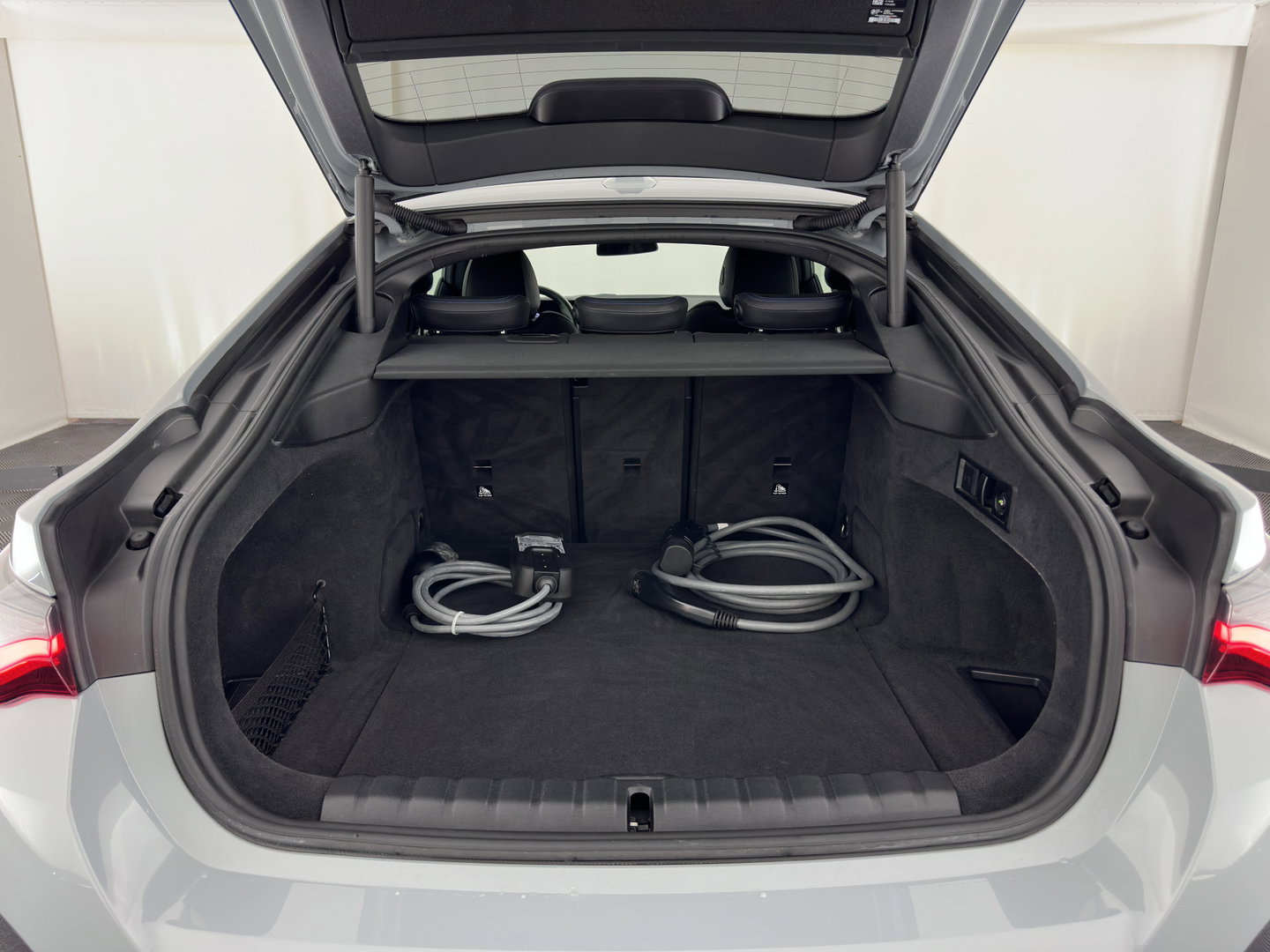 BMW i4 eDrive35 70 kWh M-Styling [3-Fase-11kW] {SoH-99%} (INCL-BTW) *HEATPUMP | LEATHER-MICROFIBRE | FULL-LED | ADAPTIVE-CRUISE | SPORTSEATS | CAMERA | DAB | DIGI-COCKPIT | NAVI-FULLMAP | AMBIENT-LIGHT | ECC | PDC | CARPLAY | TOWBAR | 18''ALU*