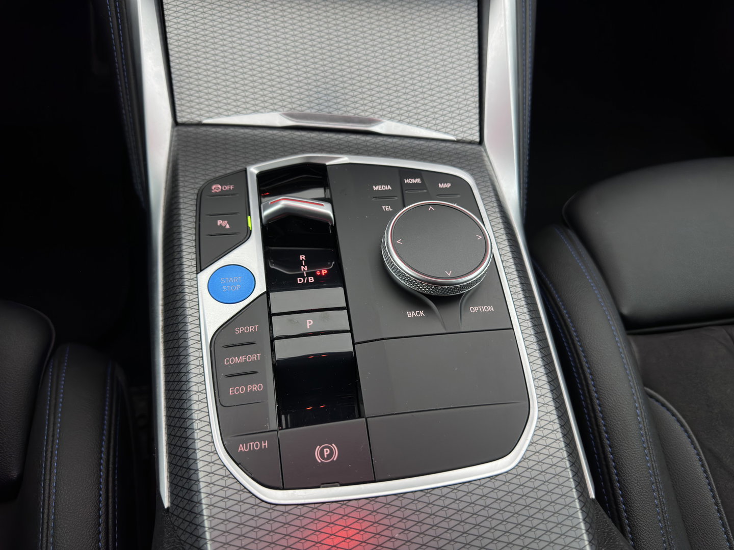 BMW i4 eDrive35 70 kWh M-Styling [3-Fase-11kW] {SoH-99%} (INCL-BTW) *HEATPUMP | LEATHER-MICROFIBRE | FULL-LED | ADAPTIVE-CRUISE | SPORTSEATS | CAMERA | DAB | DIGI-COCKPIT | NAVI-FULLMAP | AMBIENT-LIGHT | ECC | PDC | CARPLAY | TOWBAR | 18''ALU*