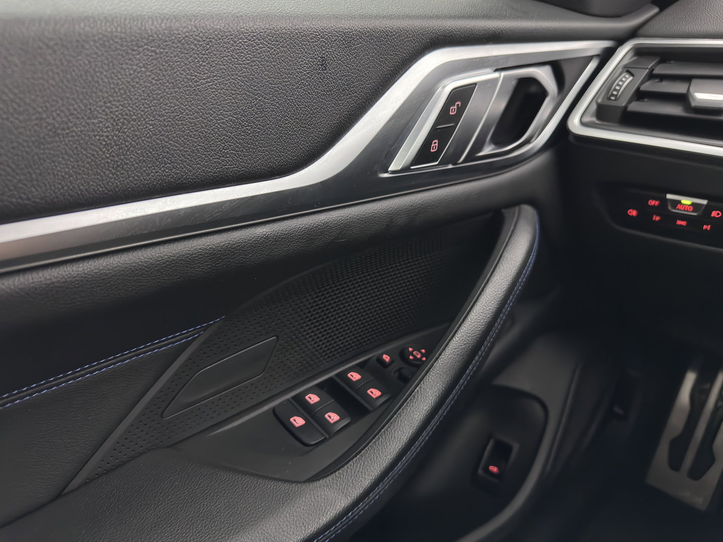 BMW i4 eDrive35 70 kWh M-Styling [3-Fase-11kW] {SoH-99%} (INCL-BTW) *HEATPUMP | LEATHER-MICROFIBRE | FULL-LED | ADAPTIVE-CRUISE | SPORTSEATS | CAMERA | DAB | DIGI-COCKPIT | NAVI-FULLMAP | AMBIENT-LIGHT | ECC | PDC | CARPLAY | TOWBAR | 18''ALU*