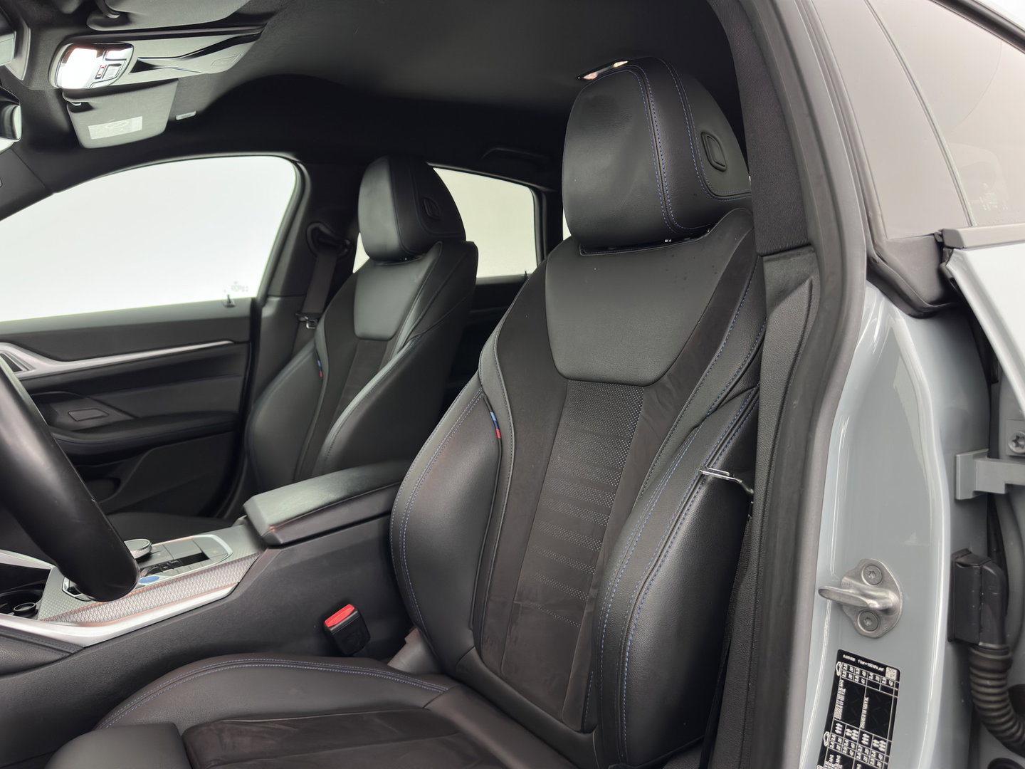 BMW i4 eDrive35 70 kWh M-Styling [3-Fase-11kW] {SoH-99%} (INCL-BTW) *HEATPUMP | LEATHER-MICROFIBRE | FULL-LED | ADAPTIVE-CRUISE | SPORTSEATS | CAMERA | DAB | DIGI-COCKPIT | NAVI-FULLMAP | AMBIENT-LIGHT | ECC | PDC | CARPLAY | TOWBAR | 18''ALU*