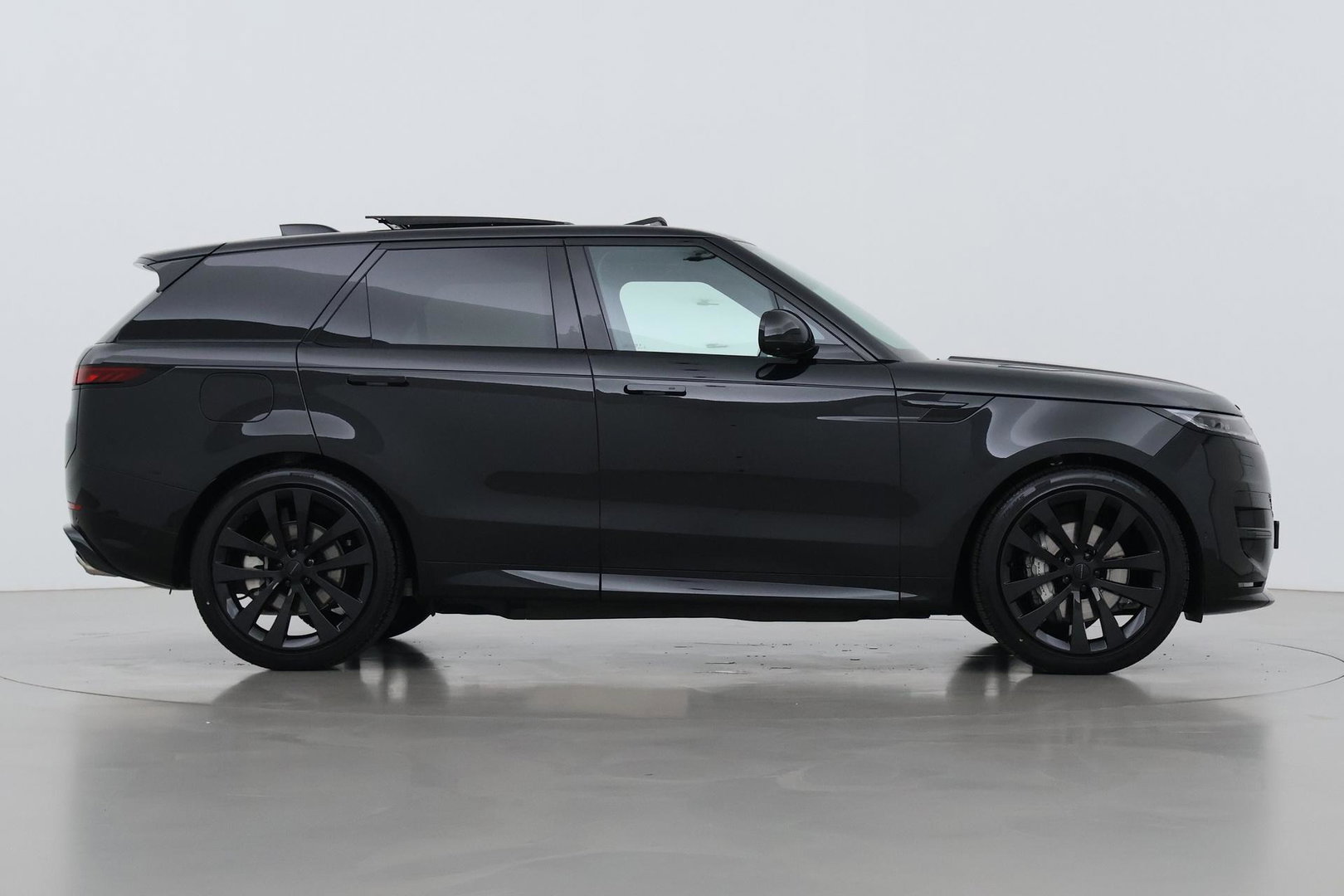 Land Rover Range Rover Sport P460e Dynamic HSE | 23 Inch | Meridian 3D Surround | ClearSight | Koelbox | Trekhaak | Massage+Ventilatie