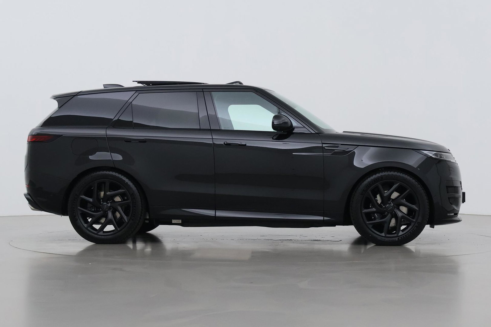 Land Rover Range Rover Sport P460e Battersea Edition | Luchtvering | ClearSight | Trekhaak | Panoramadak | 360° Camera | Head-Up | Stoelventilatie | 22 Inch