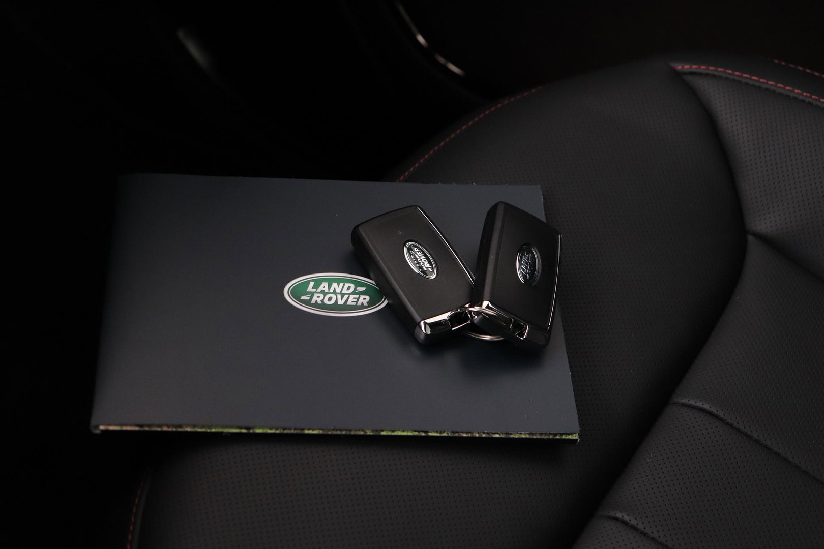 Land Rover Range Rover Sport P460e Battersea Edition | Luchtvering | ClearSight | Trekhaak | Panoramadak | 360° Camera | Head-Up | Stoelventilatie | 22 Inch