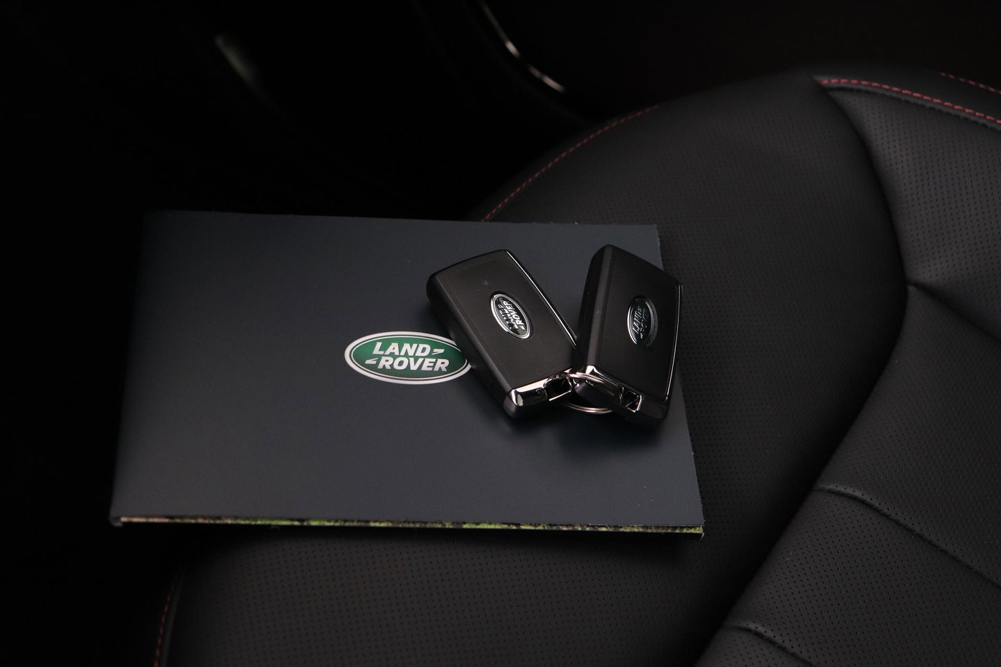 Land Rover Range Rover Sport P460e Battersea Edition | Luchtvering | ClearSight | Trekhaak | Panoramadak | 360° Camera | Head-Up | Stoelventilatie | 22 Inch