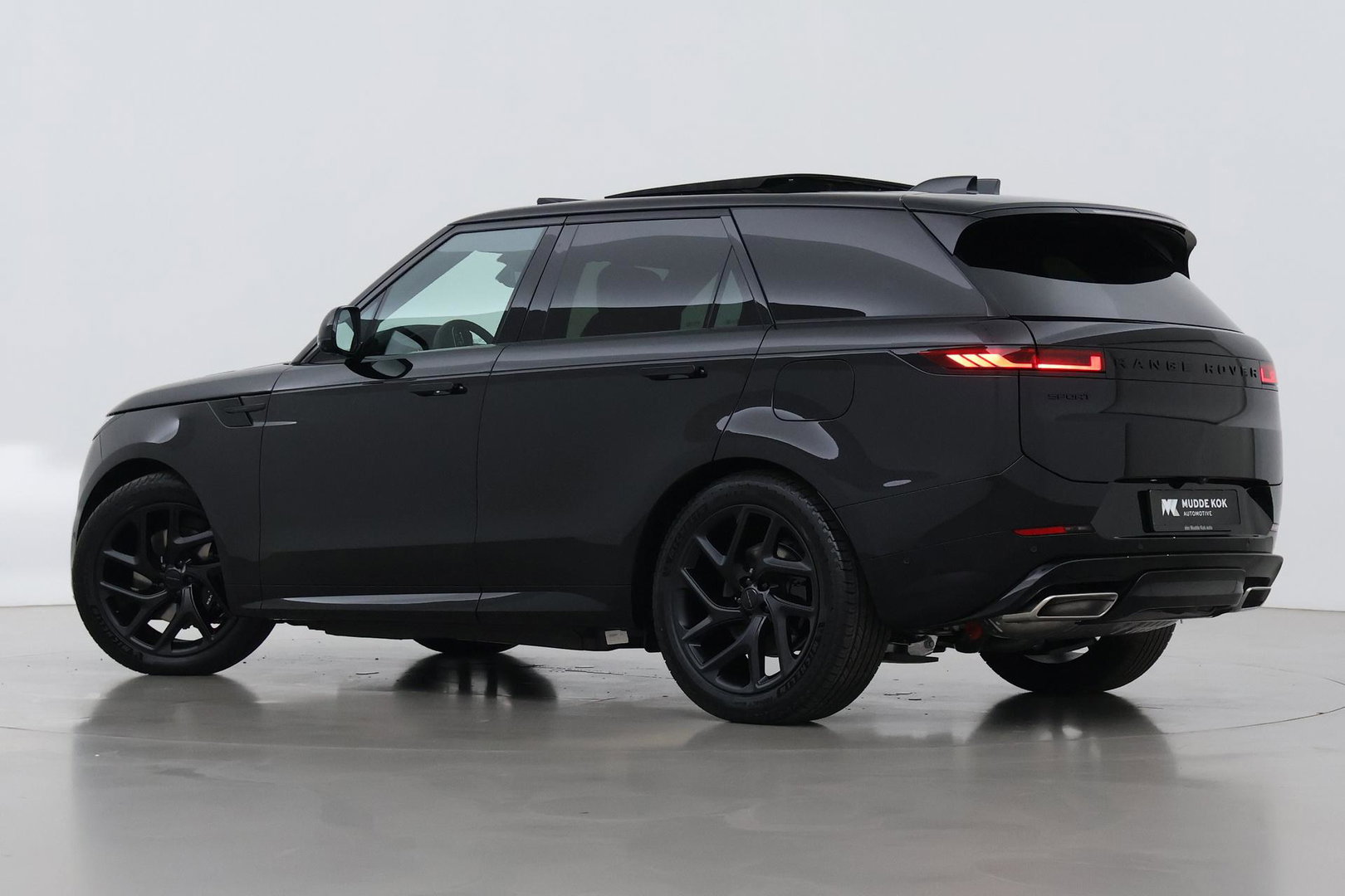 Land Rover Range Rover Sport P460e Battersea Edition | Luchtvering | ClearSight | Trekhaak | Panoramadak | 360° Camera | Head-Up | Stoelventilatie | 22 Inch