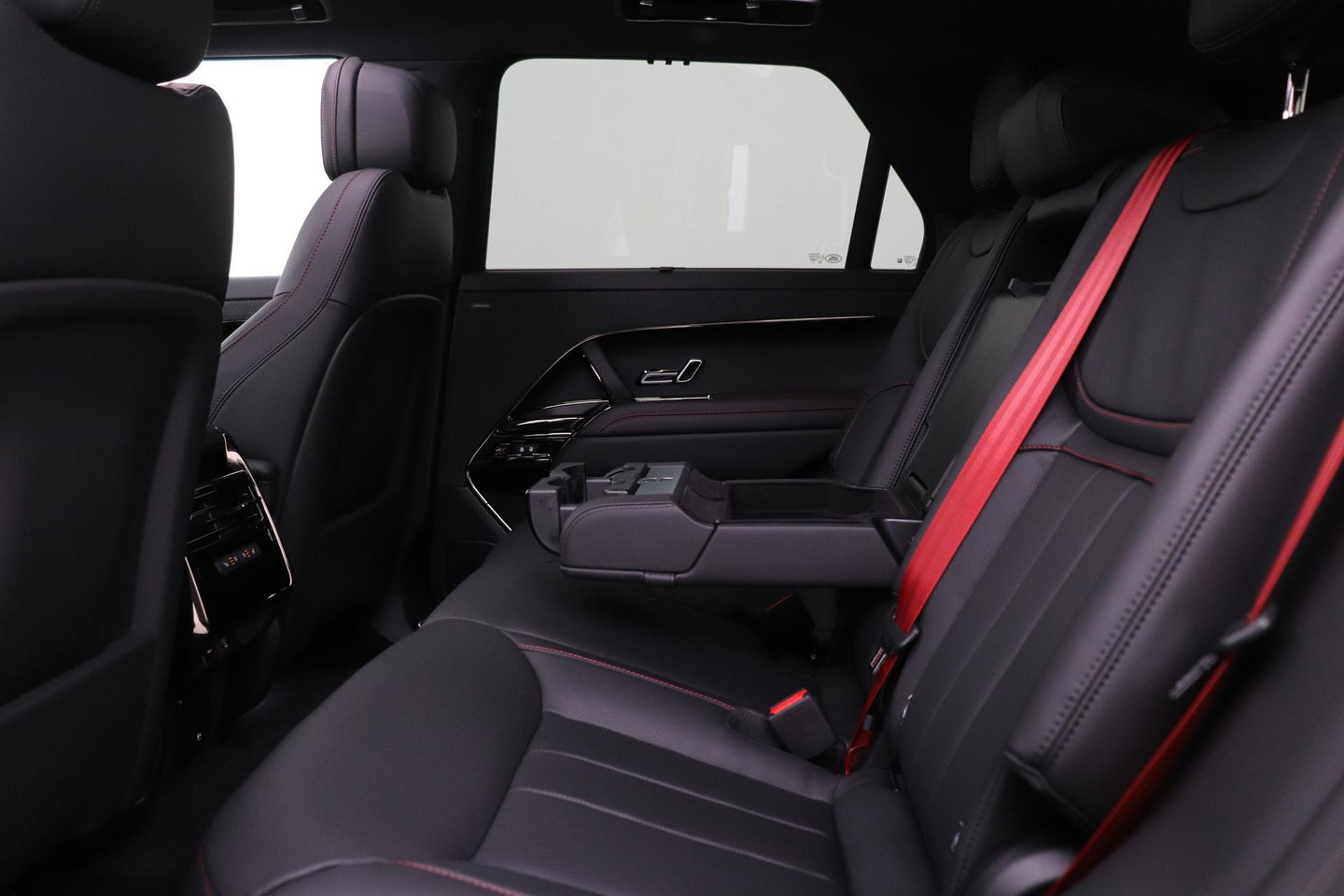 Land Rover Range Rover Sport P460e Battersea Edition | Luchtvering | ClearSight | Trekhaak | Panoramadak | 360° Camera | Head-Up | Stoelventilatie | 22 Inch
