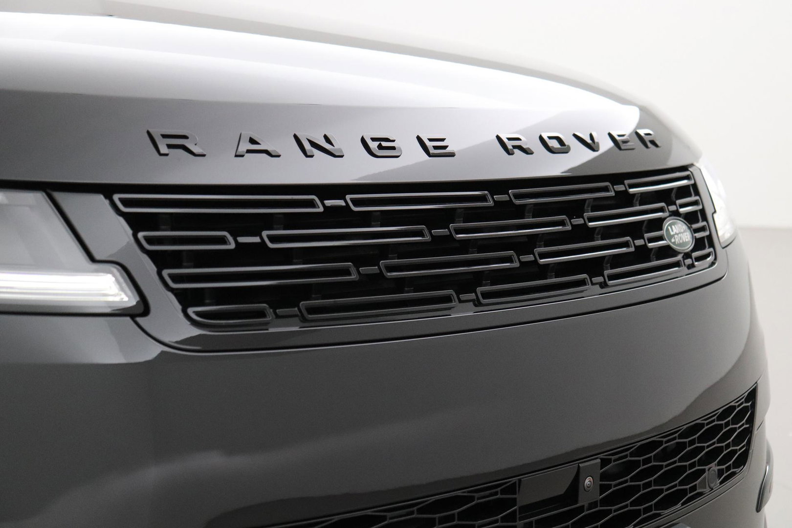 Land Rover Range Rover Sport P460e Battersea Edition | Luchtvering | ClearSight | Trekhaak | Panoramadak | 360° Camera | Head-Up | Stoelventilatie | 22 Inch