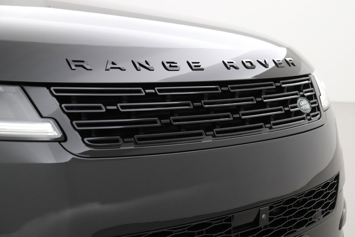 Land Rover Range Rover Sport P460e Battersea Edition | Luchtvering | ClearSight | Trekhaak | Panoramadak | 360° Camera | Head-Up | Stoelventilatie | 22 Inch