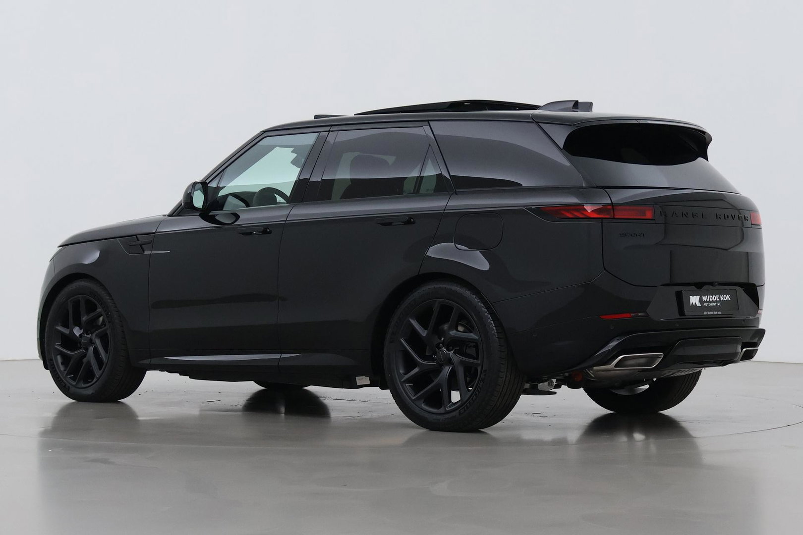 Land Rover Range Rover Sport P460e Battersea Edition | Luchtvering | ClearSight | Trekhaak | Panoramadak | 360° Camera | Head-Up | Stoelventilatie | 22 Inch