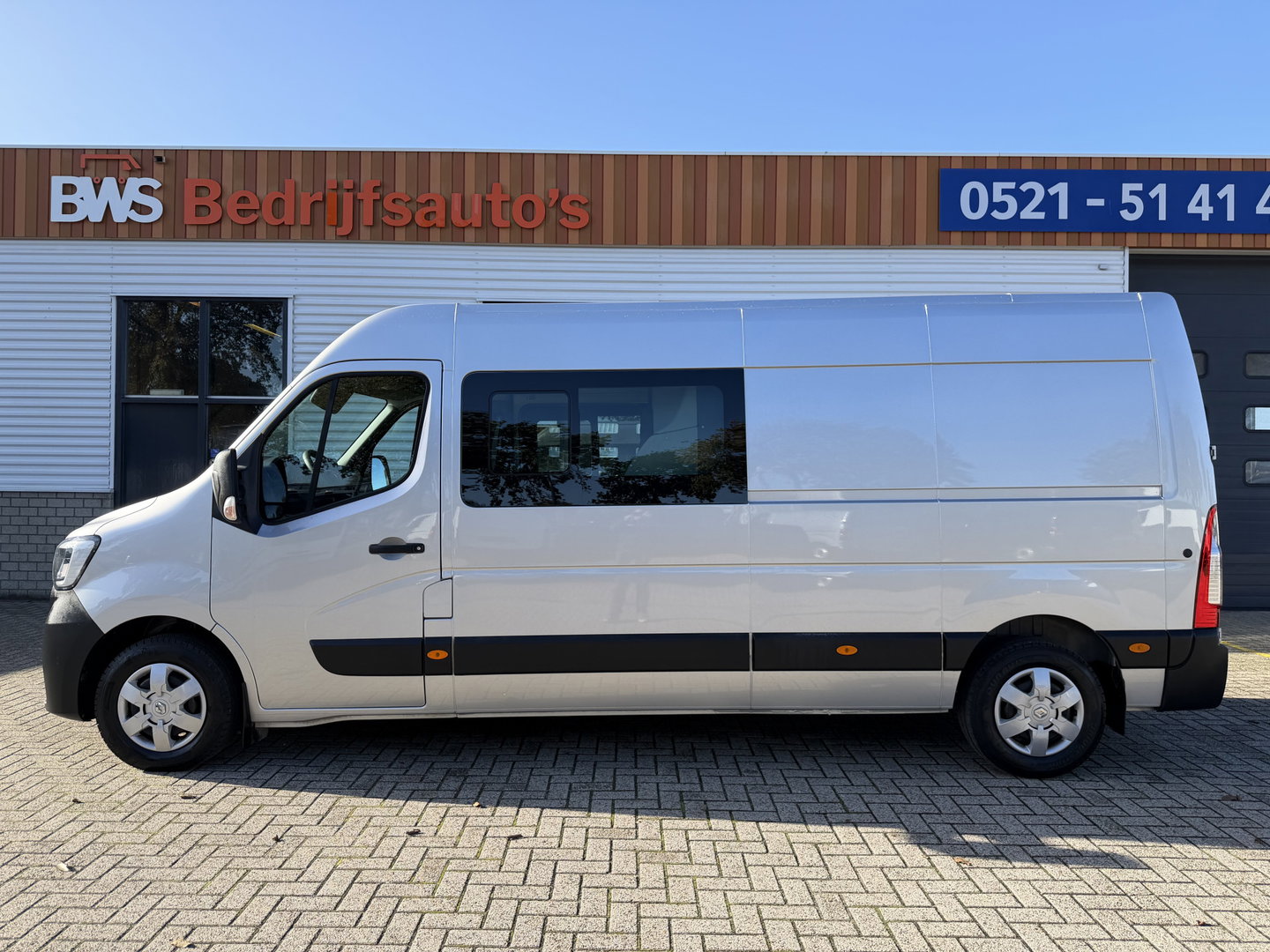 Renault Master T35 2.3 dCi 180pk L3H2 Comfort DC 7 persoons / euro 6 / bpm vrij / vaste prijs rijklaar € 28.950 ex btw / lease vanaf € 473 / zilver metallic / airco / cruise / navi / camera / trekhaak / pdc