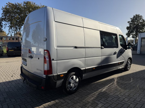 Renault Master T35 2.3 dCi 180pk L3H2 Comfort DC 7 persoons / euro 6 / bpm vrij / vaste prijs rijklaar € 28.950 ex btw / lease vanaf € 473 / zilver metallic / airco / cruise / navi / camera / trekhaak / pdc