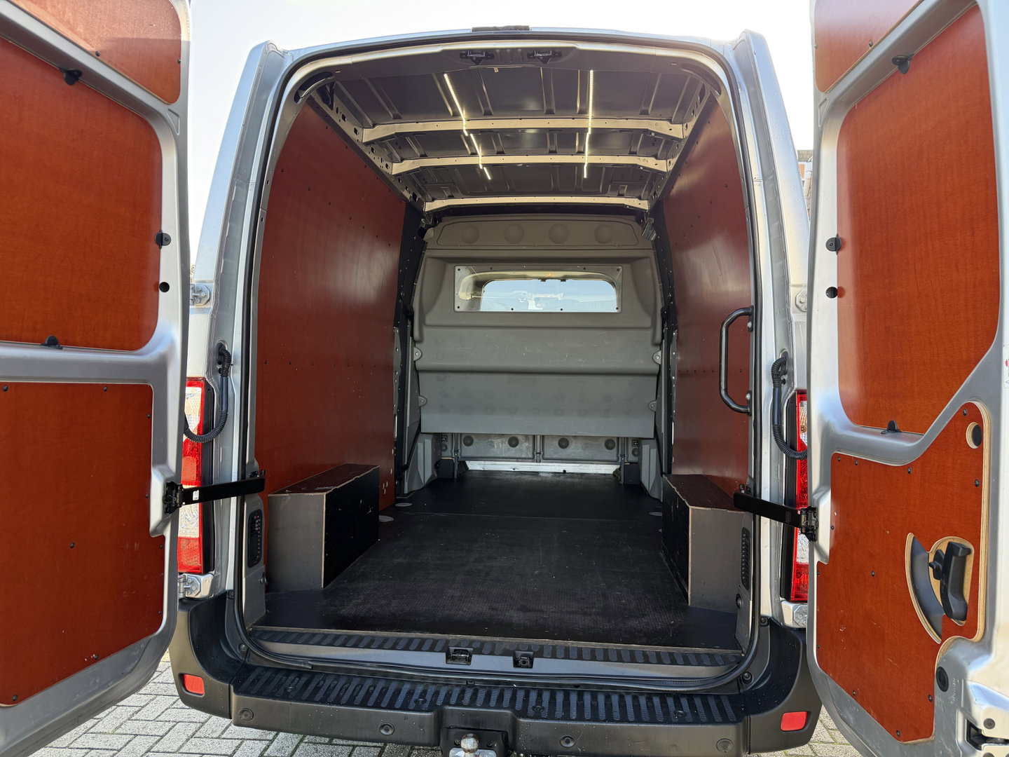 Renault Master T35 2.3 dCi 180pk L3H2 Comfort DC 7 persoons / euro 6 / bpm vrij / vaste prijs rijklaar € 28.950 ex btw / lease vanaf € 473 / zilver metallic / airco / cruise / navi / camera / trekhaak / pdc
