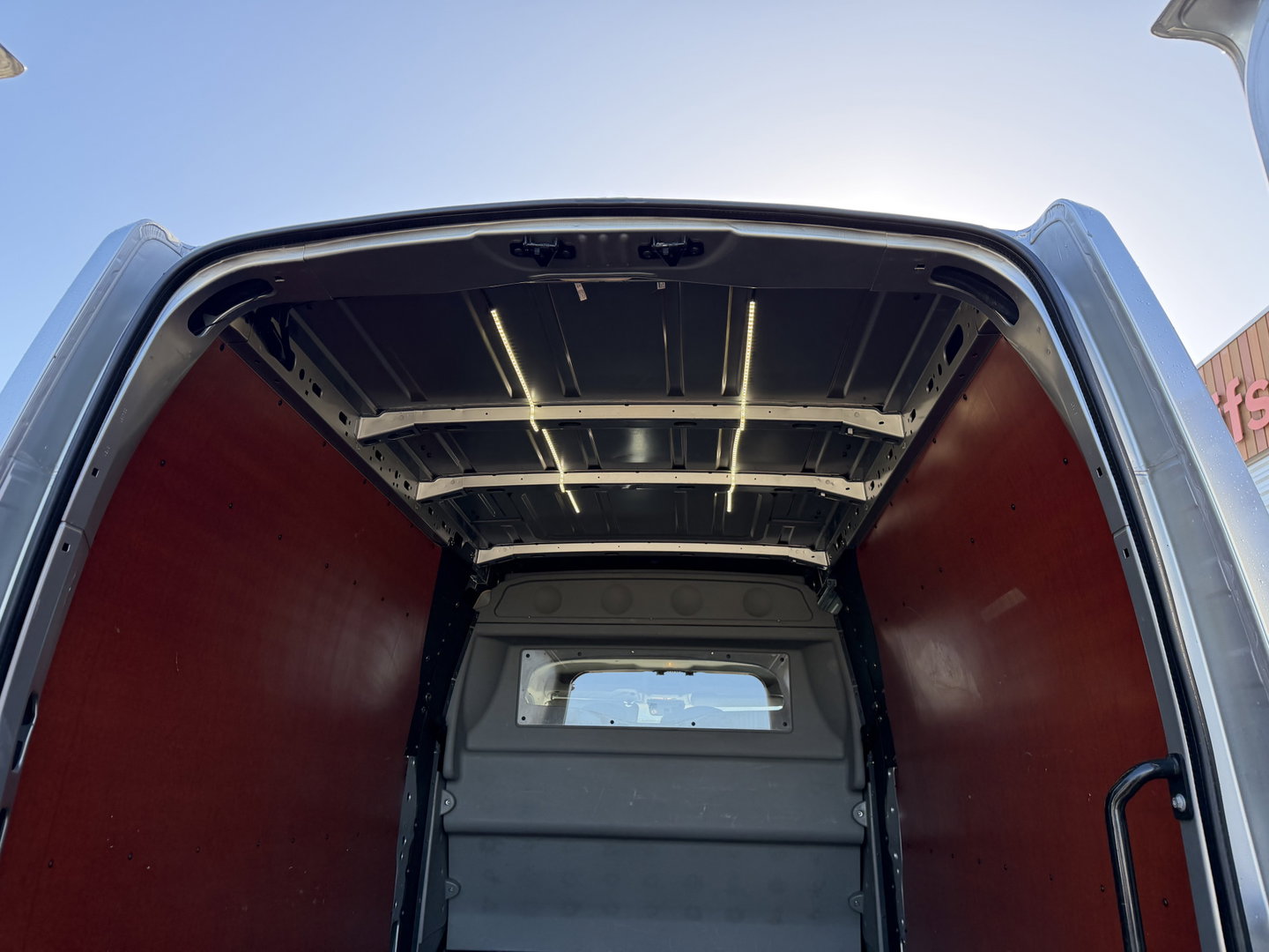 Renault Master T35 2.3 dCi 180pk L3H2 Comfort DC 7 persoons / euro 6 / bpm vrij / vaste prijs rijklaar € 28.950 ex btw / lease vanaf € 473 / zilver metallic / airco / cruise / navi / camera / trekhaak / pdc
