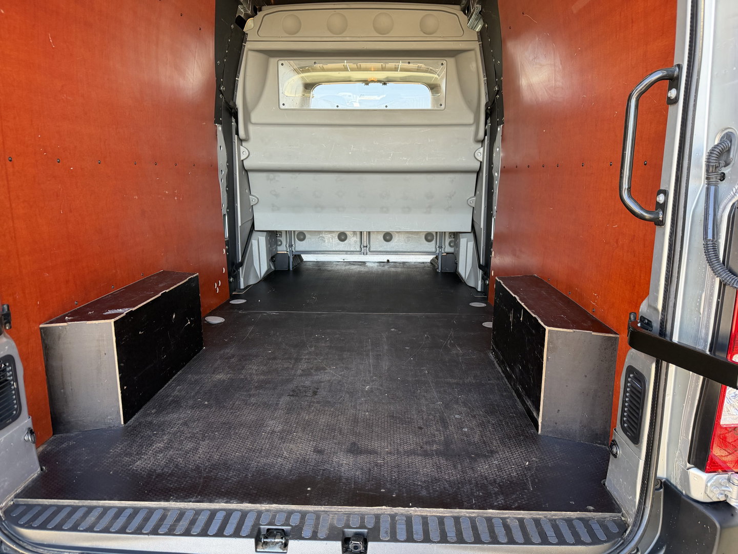 Renault Master T35 2.3 dCi 180pk L3H2 Comfort DC 7 persoons / euro 6 / bpm vrij / vaste prijs rijklaar € 28.950 ex btw / lease vanaf € 473 / zilver metallic / airco / cruise / navi / camera / trekhaak / pdc