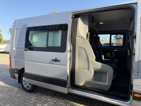 Renault Master T35 2.3 dCi 180pk L3H2 Comfort DC 7 persoons / euro 6 / bpm vrij / vaste prijs rijklaar € 28.950 ex btw / lease vanaf € 473 / zilver metallic / airco / cruise / navi / camera / trekhaak / pdc