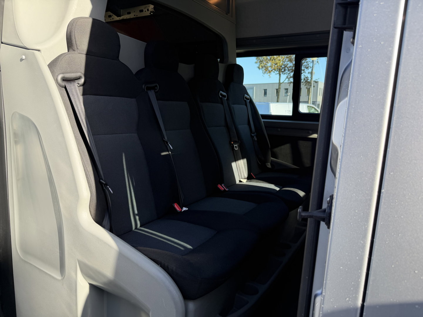 Renault Master T35 2.3 dCi 180pk L3H2 Comfort DC 7 persoons / euro 6 / bpm vrij / vaste prijs rijklaar € 28.950 ex btw / lease vanaf € 473 / zilver metallic / airco / cruise / navi / camera / trekhaak / pdc
