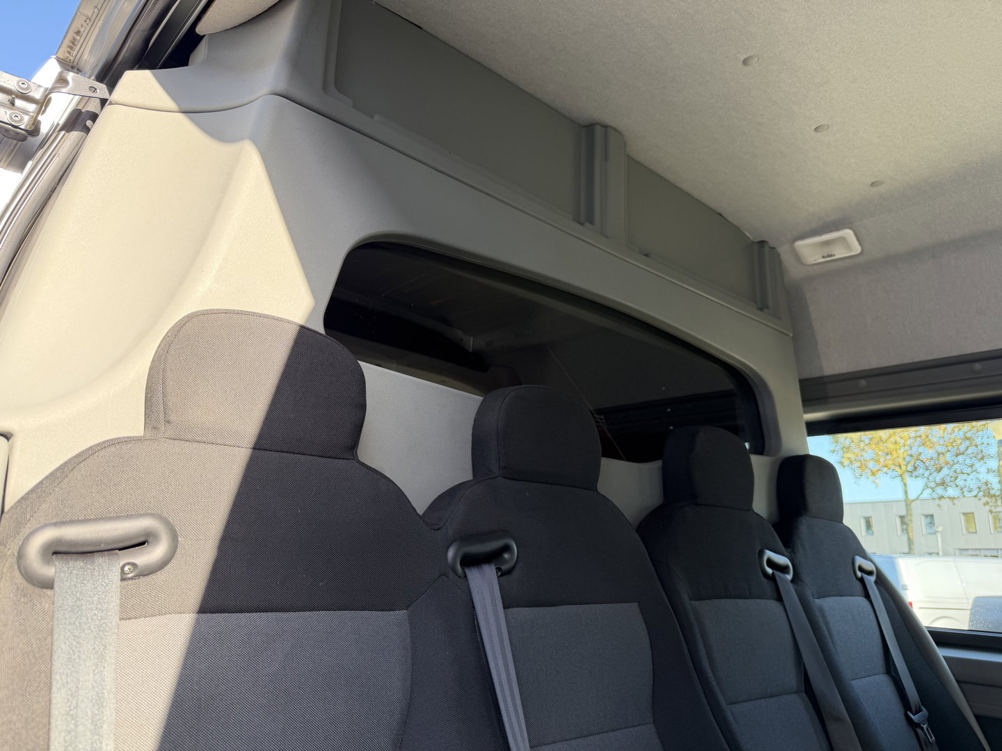 Renault Master T35 2.3 dCi 180pk L3H2 Comfort DC 7 persoons / euro 6 / bpm vrij / vaste prijs rijklaar € 28.950 ex btw / lease vanaf € 473 / zilver metallic / airco / cruise / navi / camera / trekhaak / pdc