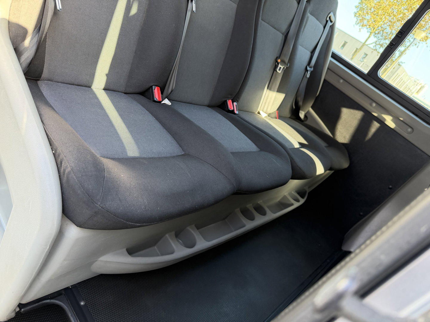 Renault Master T35 2.3 dCi 180pk L3H2 Comfort DC 7 persoons / euro 6 / bpm vrij / vaste prijs rijklaar € 28.950 ex btw / lease vanaf € 473 / zilver metallic / airco / cruise / navi / camera / trekhaak / pdc