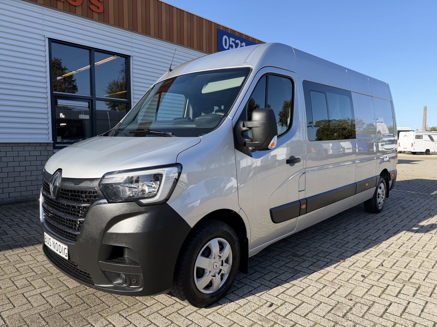 Renault Master T35 2.3 dCi 180pk L3H2 Comfort DC 7 persoons / euro 6 / bpm vrij / vaste prijs rijklaar € 28.950 ex btw / lease vanaf € 473 / zilver metallic / airco / cruise / navi / camera / trekhaak / pdc