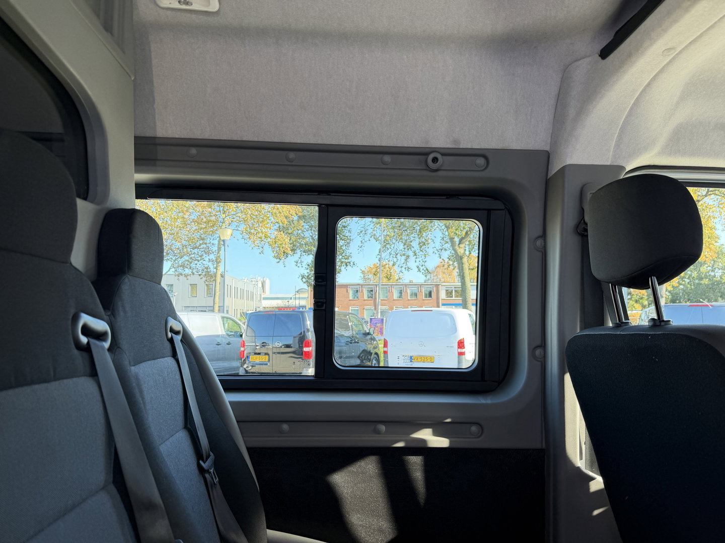 Renault Master T35 2.3 dCi 180pk L3H2 Comfort DC 7 persoons / euro 6 / bpm vrij / vaste prijs rijklaar € 28.950 ex btw / lease vanaf € 473 / zilver metallic / airco / cruise / navi / camera / trekhaak / pdc