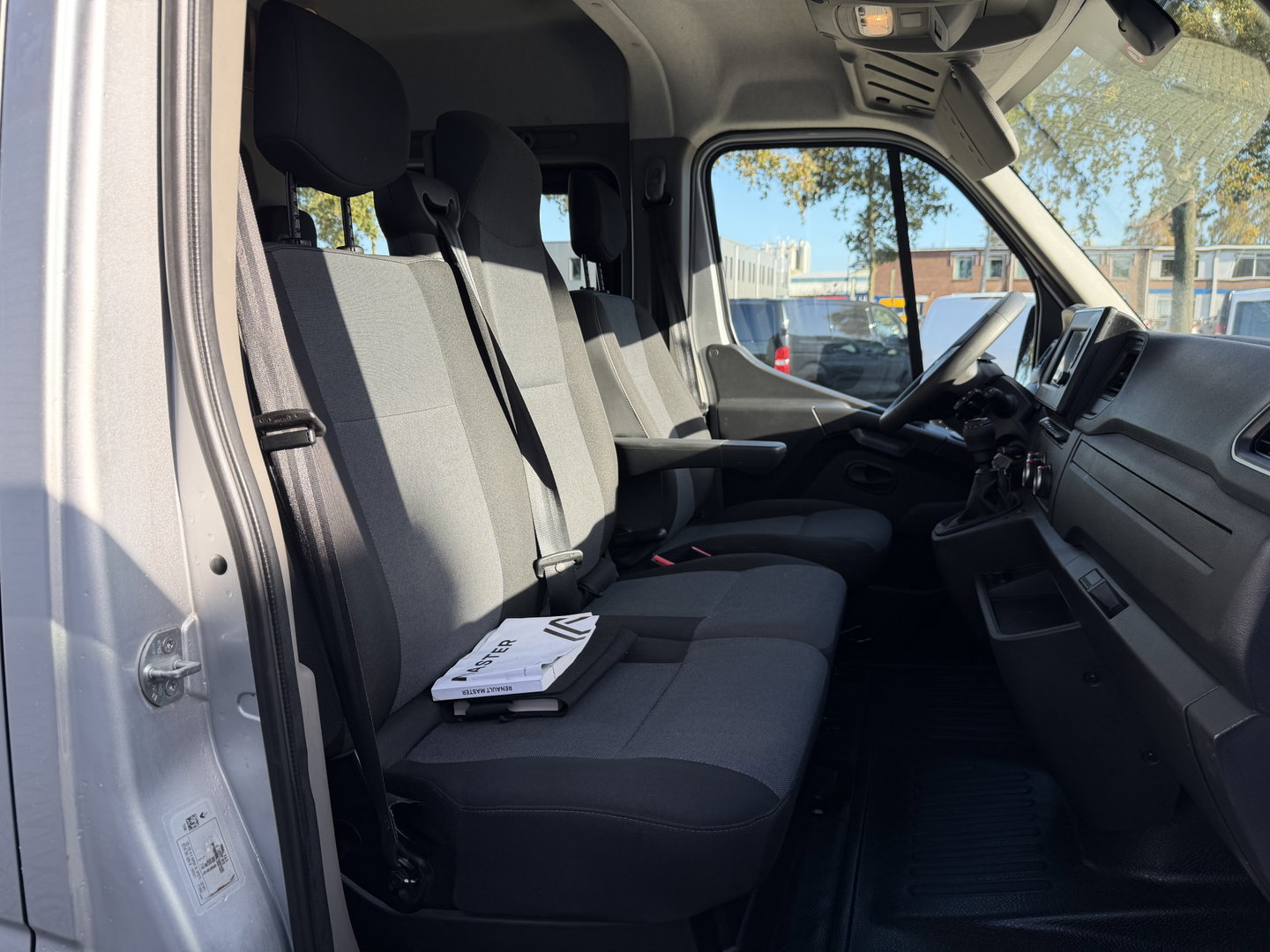 Renault Master T35 2.3 dCi 180pk L3H2 Comfort DC 7 persoons / euro 6 / bpm vrij / vaste prijs rijklaar € 28.950 ex btw / lease vanaf € 473 / zilver metallic / airco / cruise / navi / camera / trekhaak / pdc