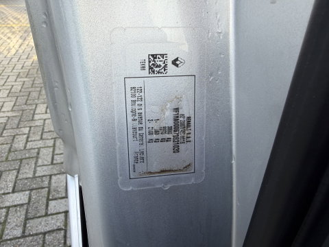 Renault Master T35 2.3 dCi 180pk L3H2 Comfort DC 7 persoons / euro 6 / bpm vrij / vaste prijs rijklaar € 28.950 ex btw / lease vanaf € 473 / zilver metallic / airco / cruise / navi / camera / trekhaak / pdc