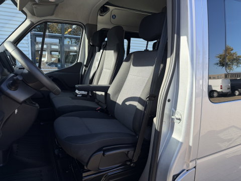Renault Master T35 2.3 dCi 180pk L3H2 Comfort DC 7 persoons / euro 6 / bpm vrij / vaste prijs rijklaar € 28.950 ex btw / lease vanaf € 473 / zilver metallic / airco / cruise / navi / camera / trekhaak / pdc