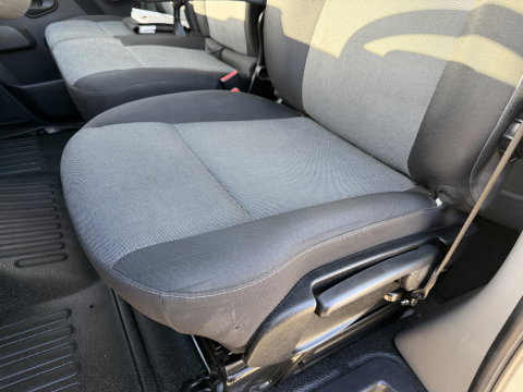 Renault Master T35 2.3 dCi 180pk L3H2 Comfort DC 7 persoons / euro 6 / bpm vrij / vaste prijs rijklaar € 28.950 ex btw / lease vanaf € 473 / zilver metallic / airco / cruise / navi / camera / trekhaak / pdc