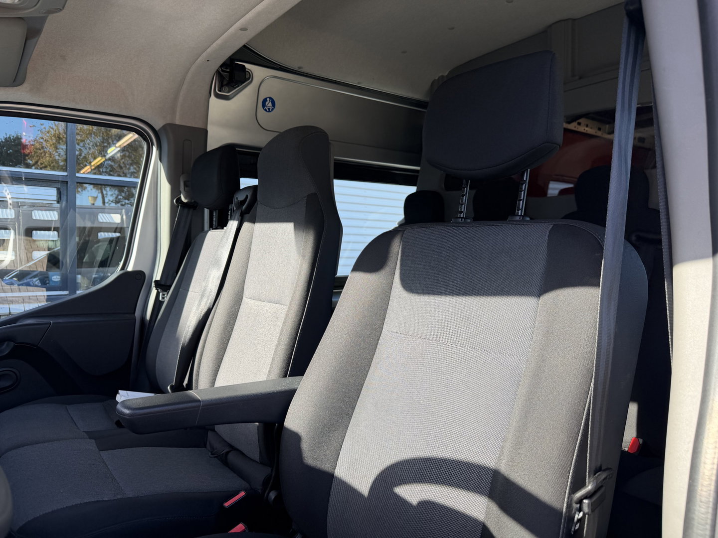 Renault Master T35 2.3 dCi 180pk L3H2 Comfort DC 7 persoons / euro 6 / bpm vrij / vaste prijs rijklaar € 28.950 ex btw / lease vanaf € 473 / zilver metallic / airco / cruise / navi / camera / trekhaak / pdc