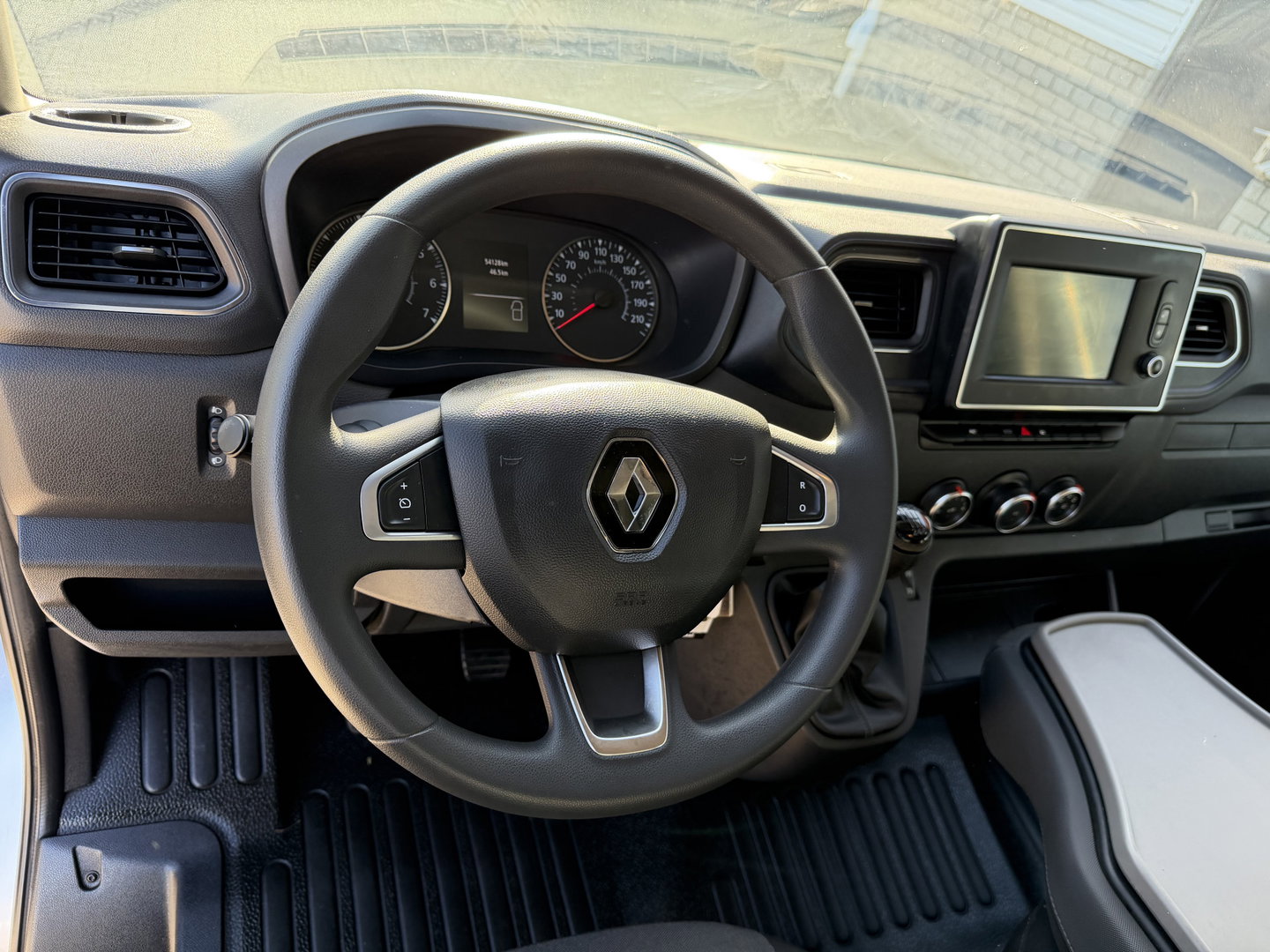 Renault Master T35 2.3 dCi 180pk L3H2 Comfort DC 7 persoons / euro 6 / bpm vrij / vaste prijs rijklaar € 28.950 ex btw / lease vanaf € 473 / zilver metallic / airco / cruise / navi / camera / trekhaak / pdc