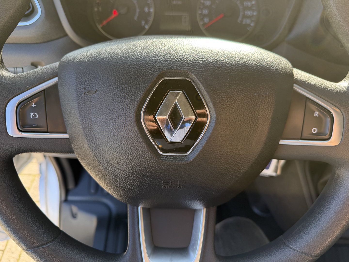 Renault Master T35 2.3 dCi 180pk L3H2 Comfort DC 7 persoons / euro 6 / bpm vrij / vaste prijs rijklaar € 28.950 ex btw / lease vanaf € 473 / zilver metallic / airco / cruise / navi / camera / trekhaak / pdc