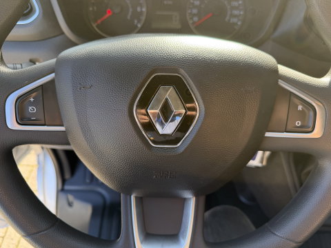 Renault Master T35 2.3 dCi 180pk L3H2 Comfort DC 7 persoons / euro 6 / bpm vrij / vaste prijs rijklaar € 28.950 ex btw / lease vanaf € 473 / zilver metallic / airco / cruise / navi / camera / trekhaak / pdc