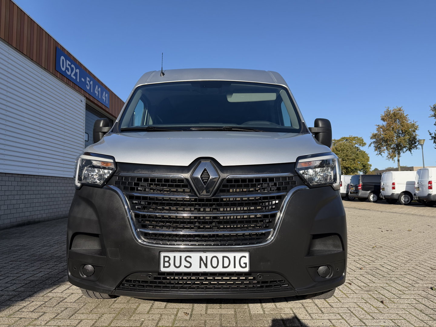Renault Master T35 2.3 dCi 180pk L3H2 Comfort DC 7 persoons / euro 6 / bpm vrij / vaste prijs rijklaar € 28.950 ex btw / lease vanaf € 473 / zilver metallic / airco / cruise / navi / camera / trekhaak / pdc