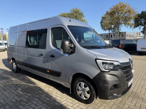 Renault Master T35 2.3 dCi 180pk L3H2 Comfort DC 7 persoons / euro 6 / bpm vrij / vaste prijs rijklaar € 28.950 ex btw / lease vanaf € 473 / zilver metallic / airco / cruise / navi / camera / trekhaak / pdc