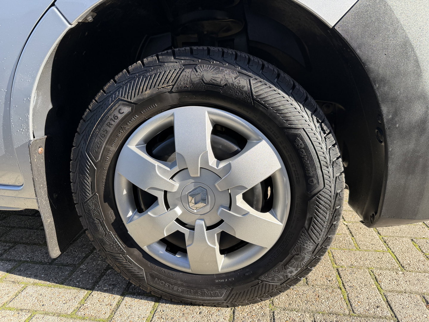 Renault Master T35 2.3 dCi 180pk L3H2 Comfort DC 7 persoons / euro 6 / bpm vrij / vaste prijs rijklaar € 28.950 ex btw / lease vanaf € 473 / zilver metallic / airco / cruise / navi / camera / trekhaak / pdc