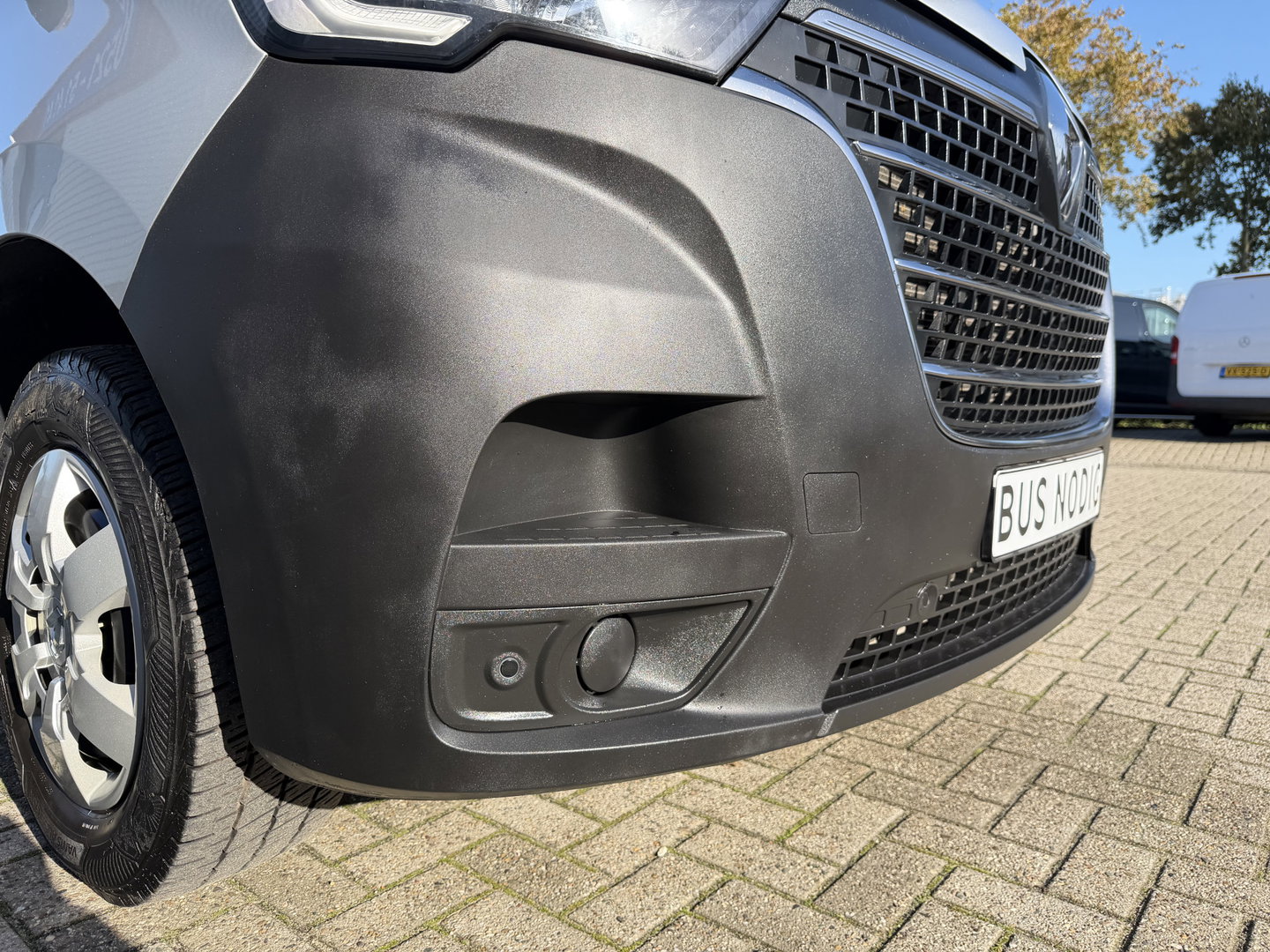 Renault Master T35 2.3 dCi 180pk L3H2 Comfort DC 7 persoons / euro 6 / bpm vrij / vaste prijs rijklaar € 28.950 ex btw / lease vanaf € 473 / zilver metallic / airco / cruise / navi / camera / trekhaak / pdc