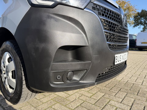Renault Master T35 2.3 dCi 180pk L3H2 Comfort DC 7 persoons / euro 6 / bpm vrij / vaste prijs rijklaar € 28.950 ex btw / lease vanaf € 473 / zilver metallic / airco / cruise / navi / camera / trekhaak / pdc