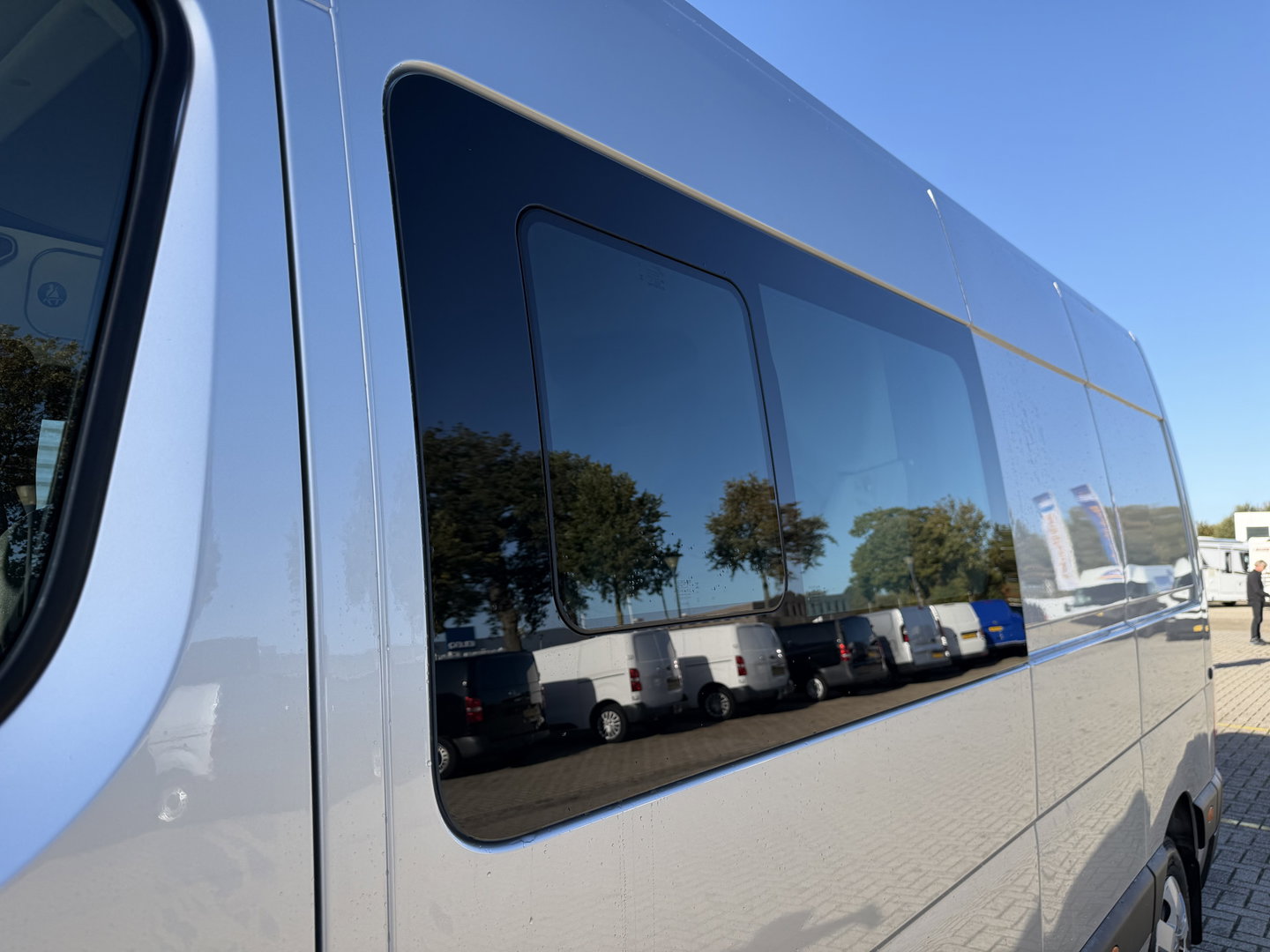 Renault Master T35 2.3 dCi 180pk L3H2 Comfort DC 7 persoons / euro 6 / bpm vrij / vaste prijs rijklaar € 28.950 ex btw / lease vanaf € 473 / zilver metallic / airco / cruise / navi / camera / trekhaak / pdc