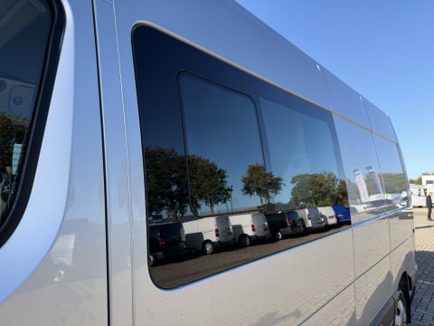 Renault Master T35 2.3 dCi 180pk L3H2 Comfort DC 7 persoons / euro 6 / bpm vrij / vaste prijs rijklaar € 28.950 ex btw / lease vanaf € 473 / zilver metallic / airco / cruise / navi / camera / trekhaak / pdc