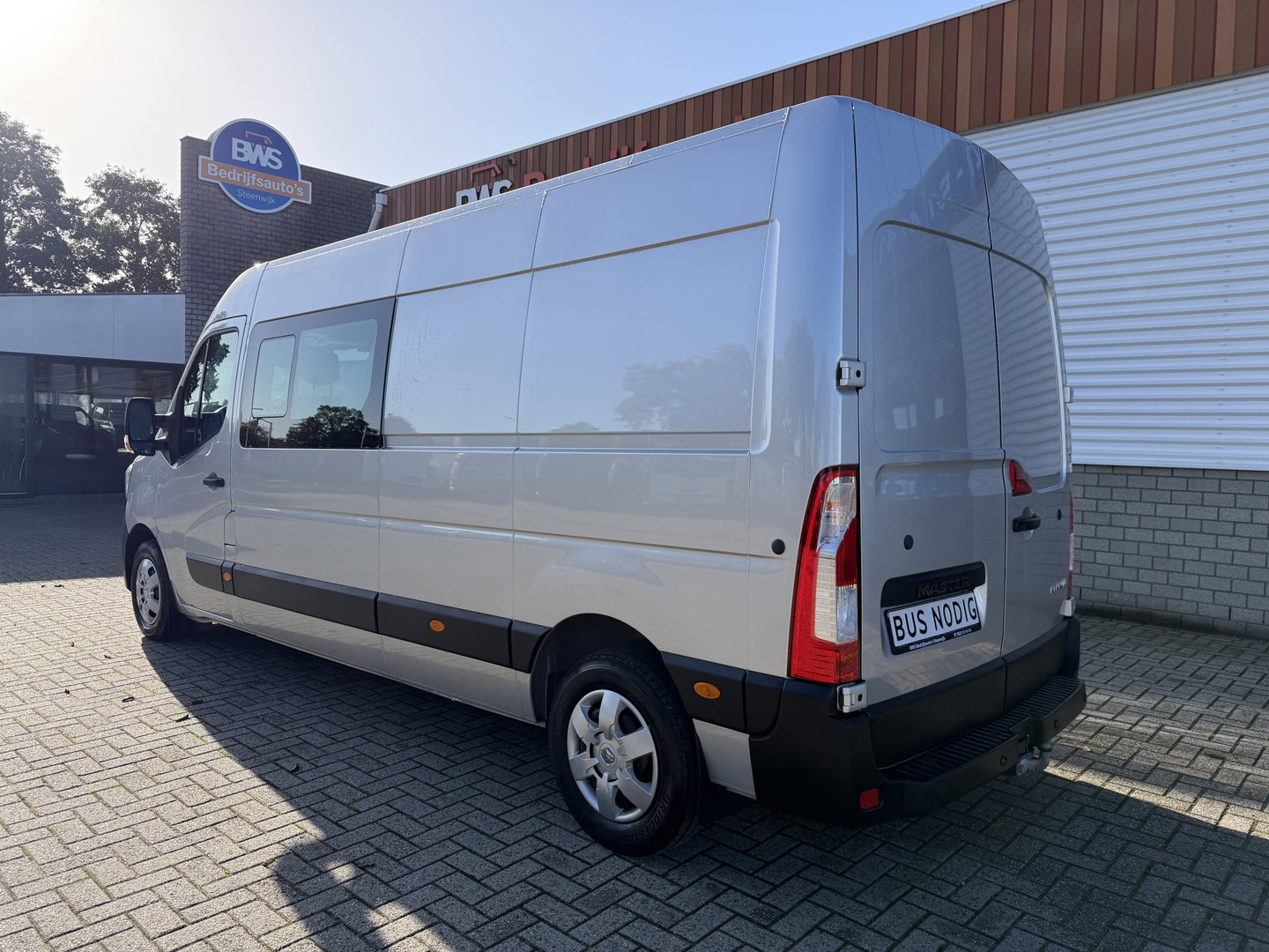 Renault Master T35 2.3 dCi 180pk L3H2 Comfort DC 7 persoons / euro 6 / bpm vrij / vaste prijs rijklaar € 28.950 ex btw / lease vanaf € 473 / zilver metallic / airco / cruise / navi / camera / trekhaak / pdc