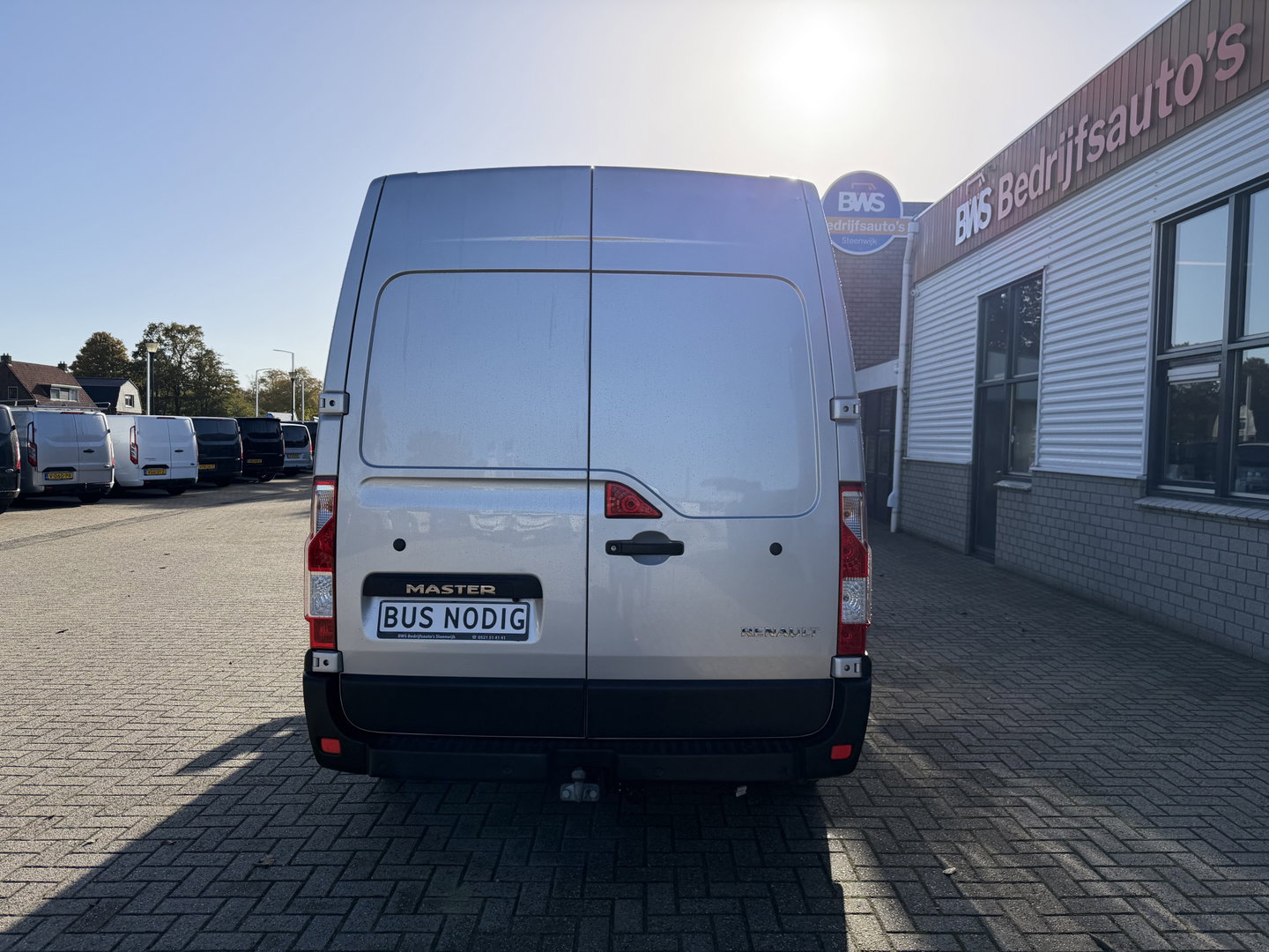 Renault Master T35 2.3 dCi 180pk L3H2 Comfort DC 7 persoons / euro 6 / bpm vrij / vaste prijs rijklaar € 28.950 ex btw / lease vanaf € 473 / zilver metallic / airco / cruise / navi / camera / trekhaak / pdc